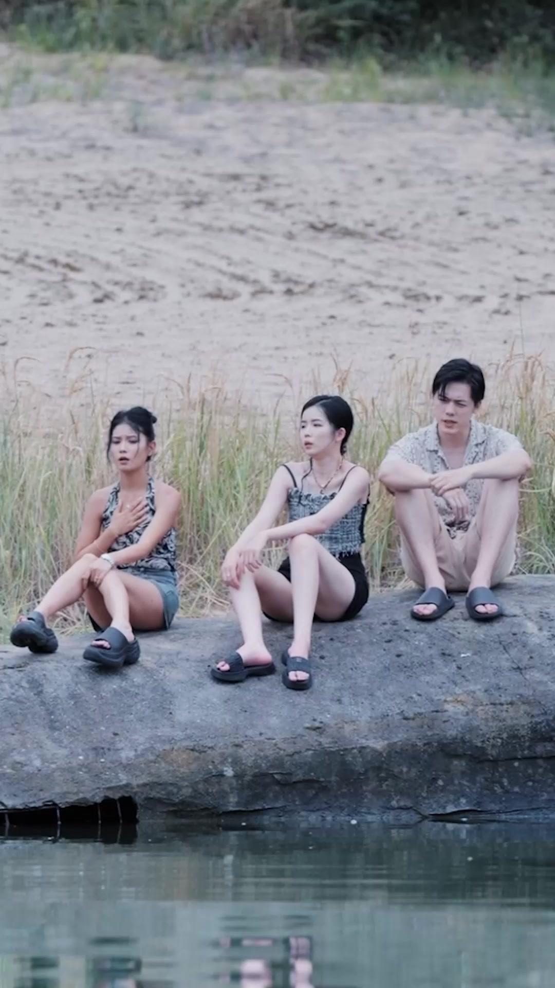 Lari!  Jerung raksasa datang!