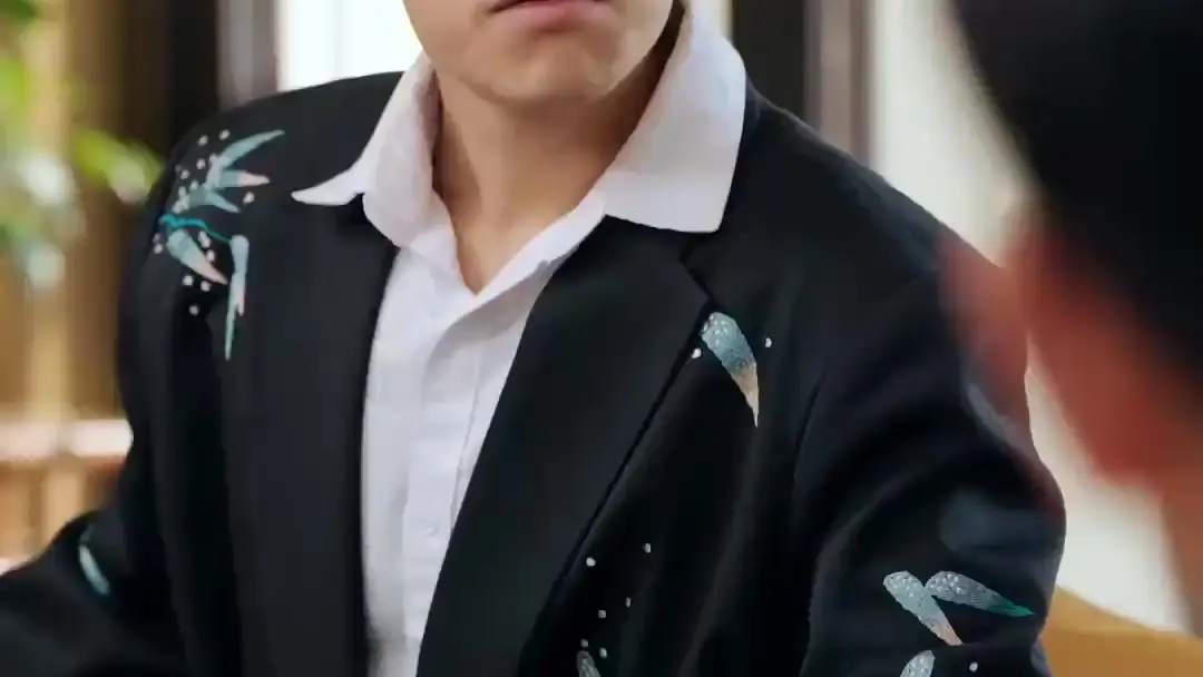 (Dublajlı) Ölümsüz Dünyaya Düştü, Eşim Kara Anka: Aile Sırlarının Çatı Katında Patlayan Şimşek