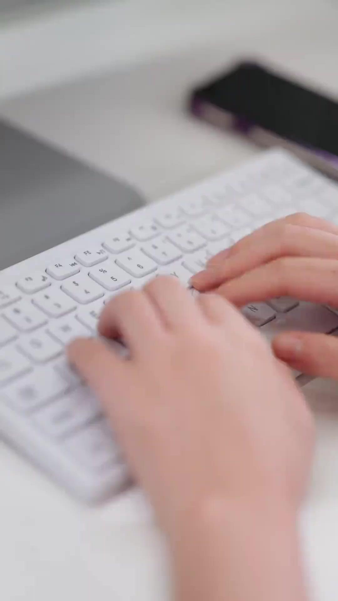 Lui tende verso il tramonto, lei perde l'alba