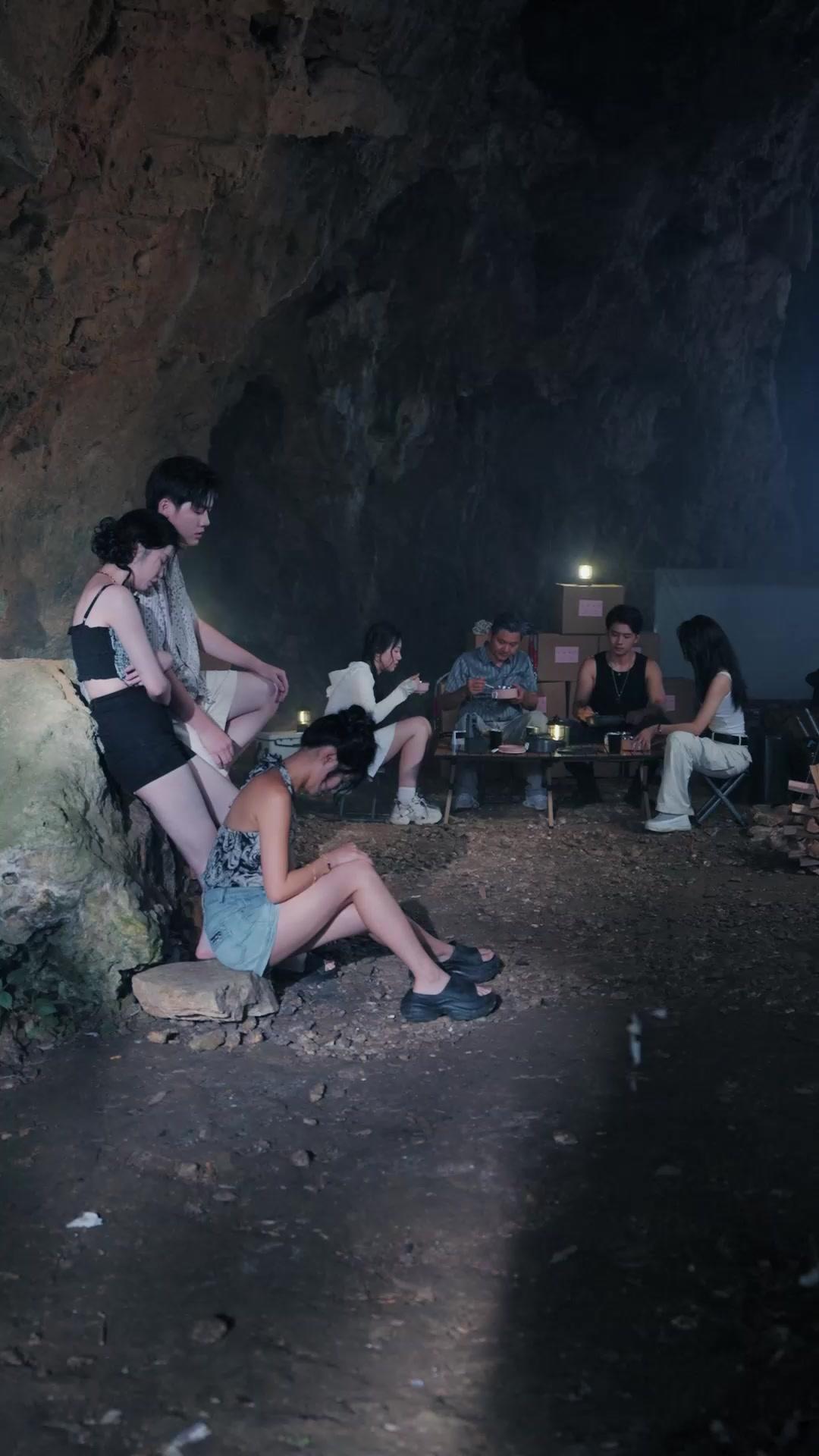 Lari!  Jerung raksasa datang!