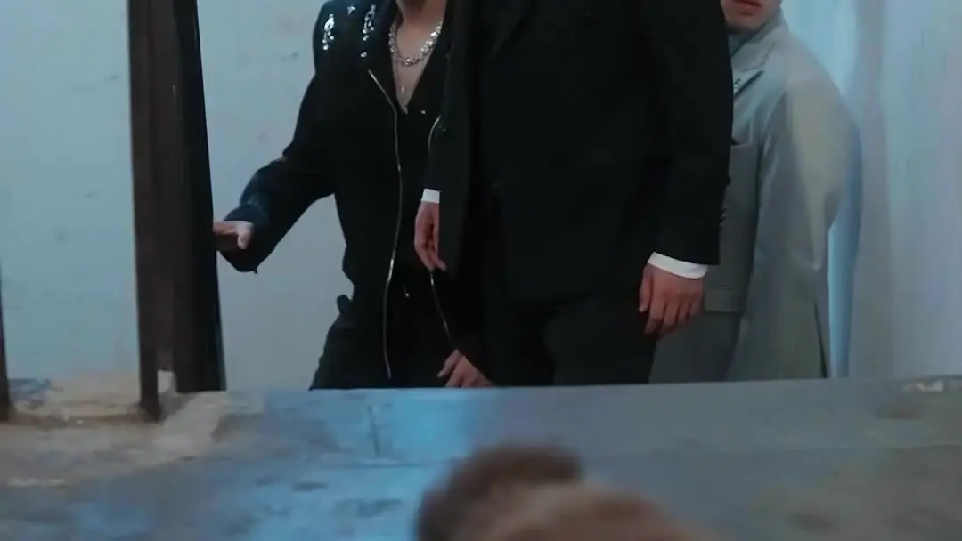 千金之淚：她跪地抱毯時，三男腳步停在門檻外