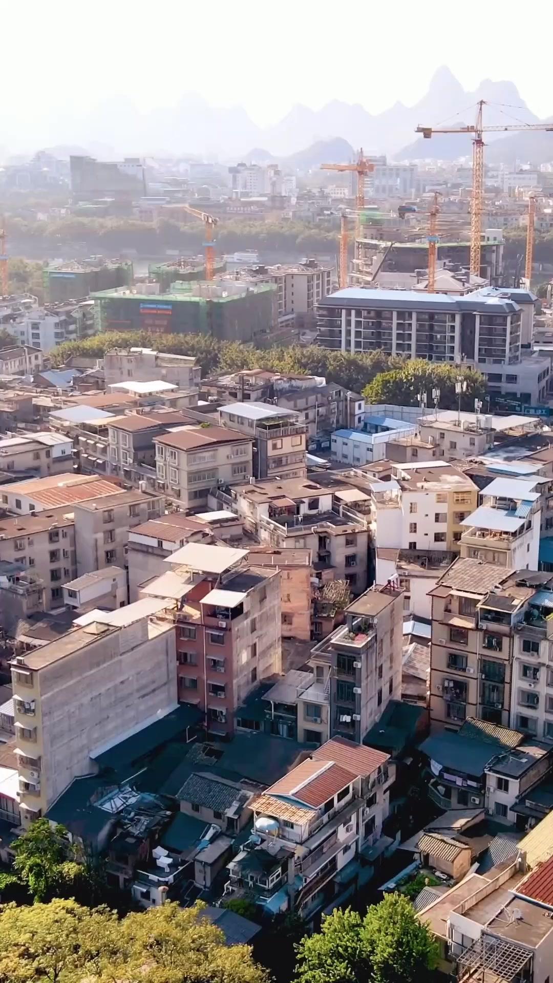 Hai Chị Em Phá Sản