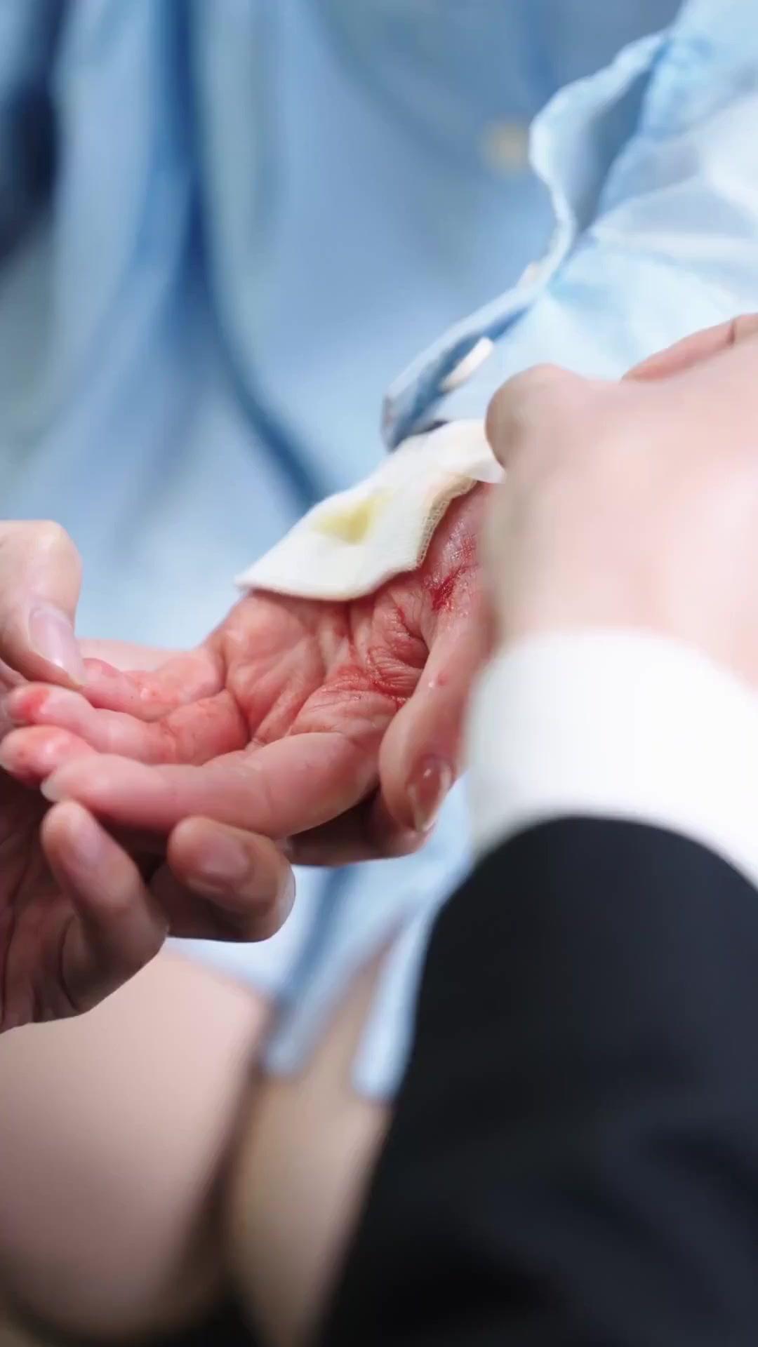 À TRAVERS LES ÉPREUVES