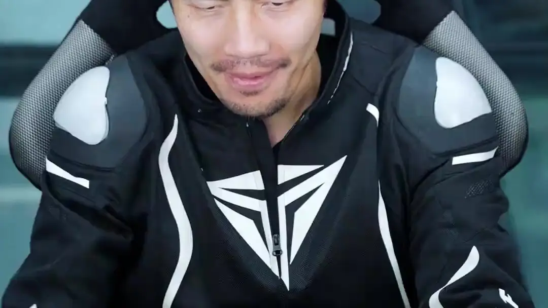 (مدبلج) سائق الشاحنات، أقوى مما تتخيل: عندما يتحول المُحاكي إلى ميدان معركة نفسية