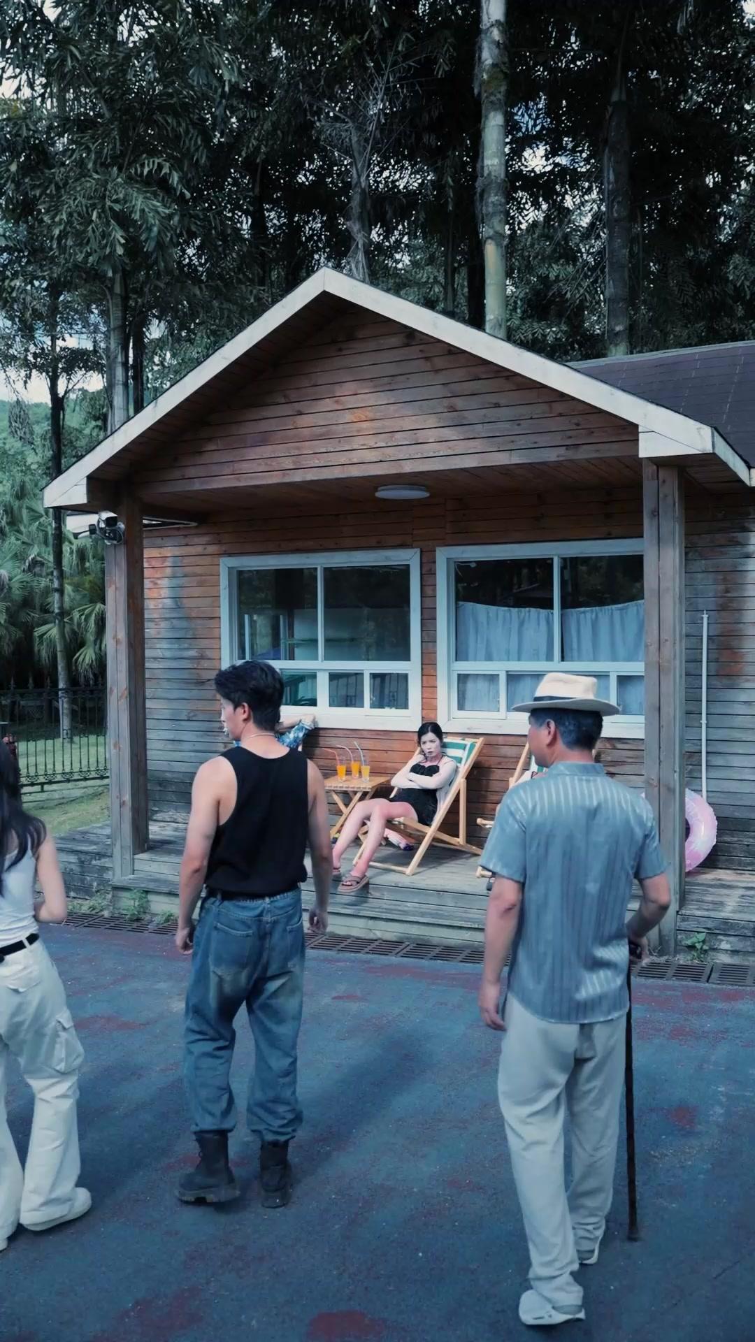 Lari!  Jerung raksasa datang!