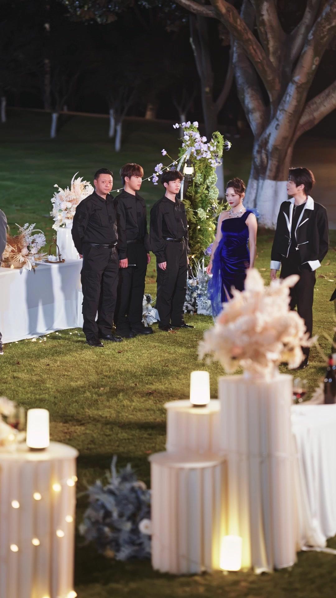 Sang Penyanyi Dibalik Topeng