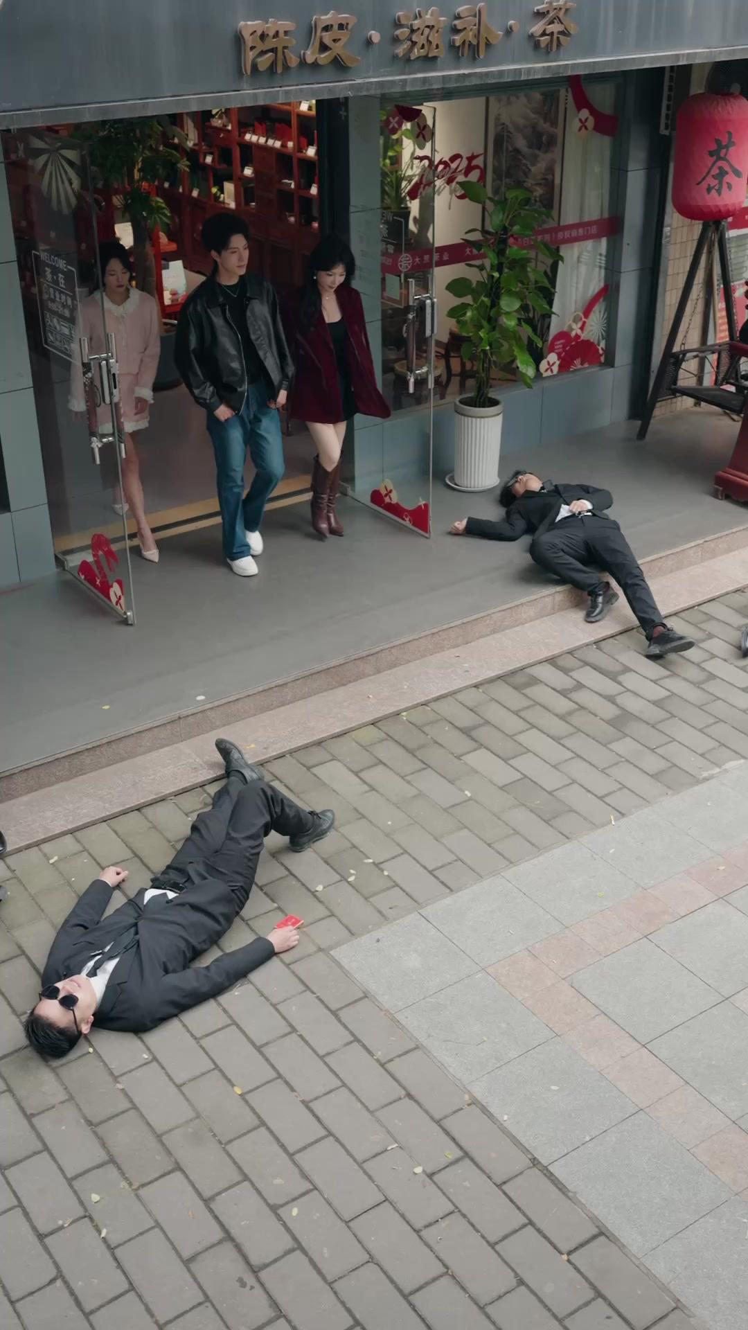 下山了，順便當個無敵保鏢