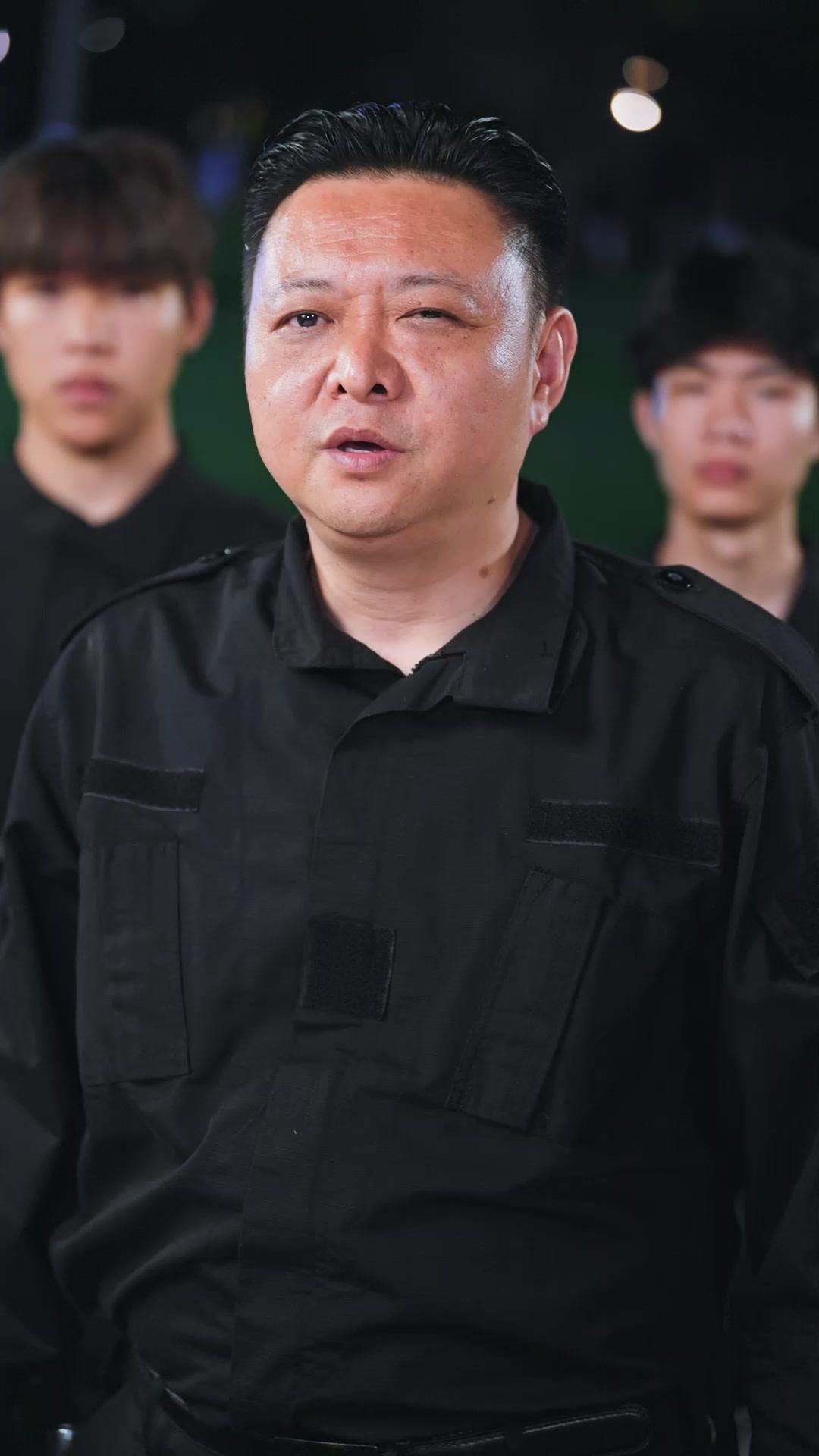 Sang Penyanyi Dibalik Topeng