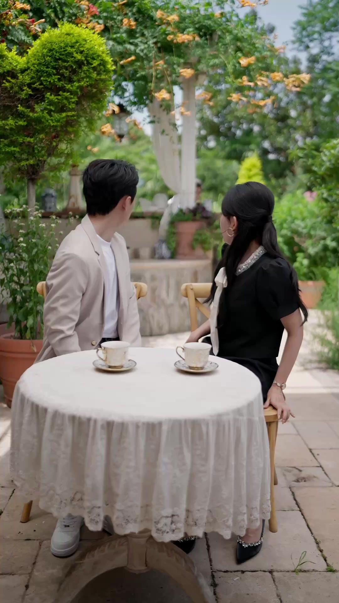 ELLE, N'EST PAS ELLE