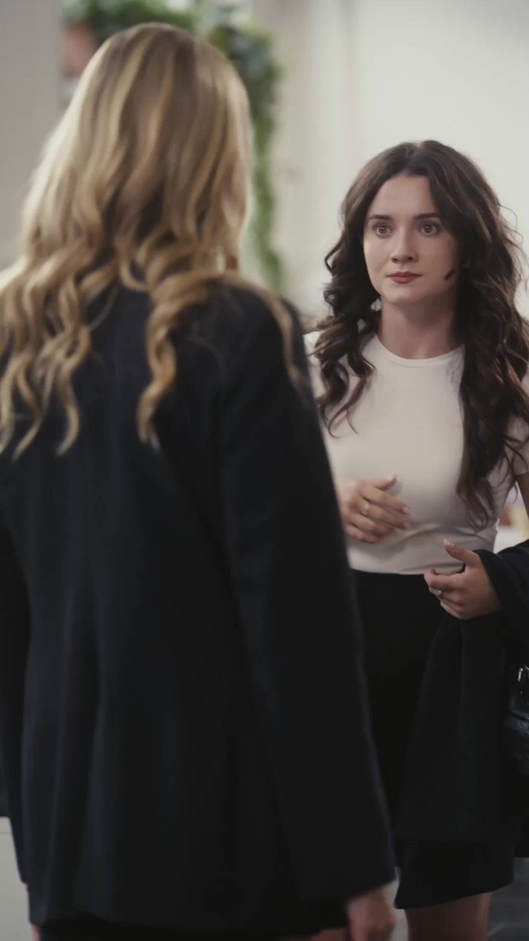 الشخص المطيع في المكتب هي الوريثة الحقيقية.