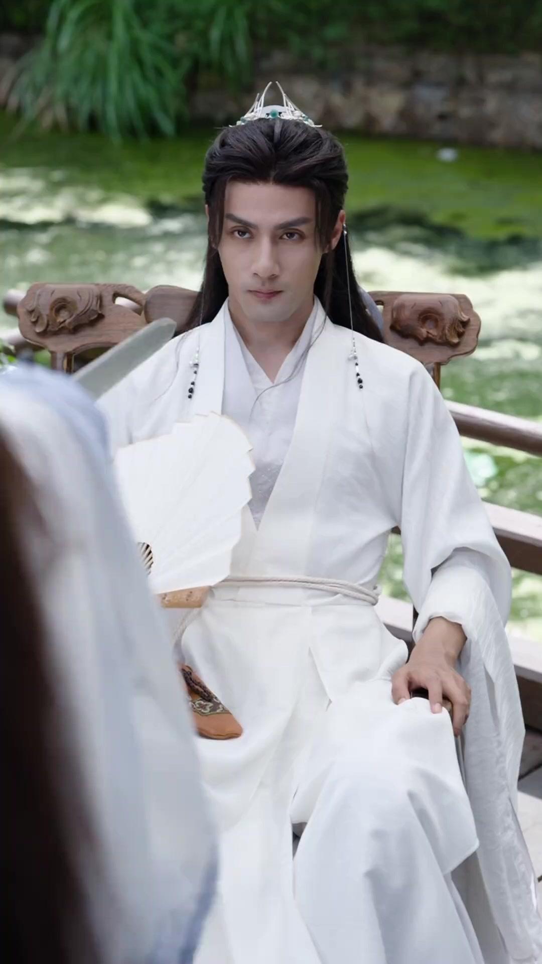 بعد عشرة آلاف عام، عاد الحكيم الأعلى