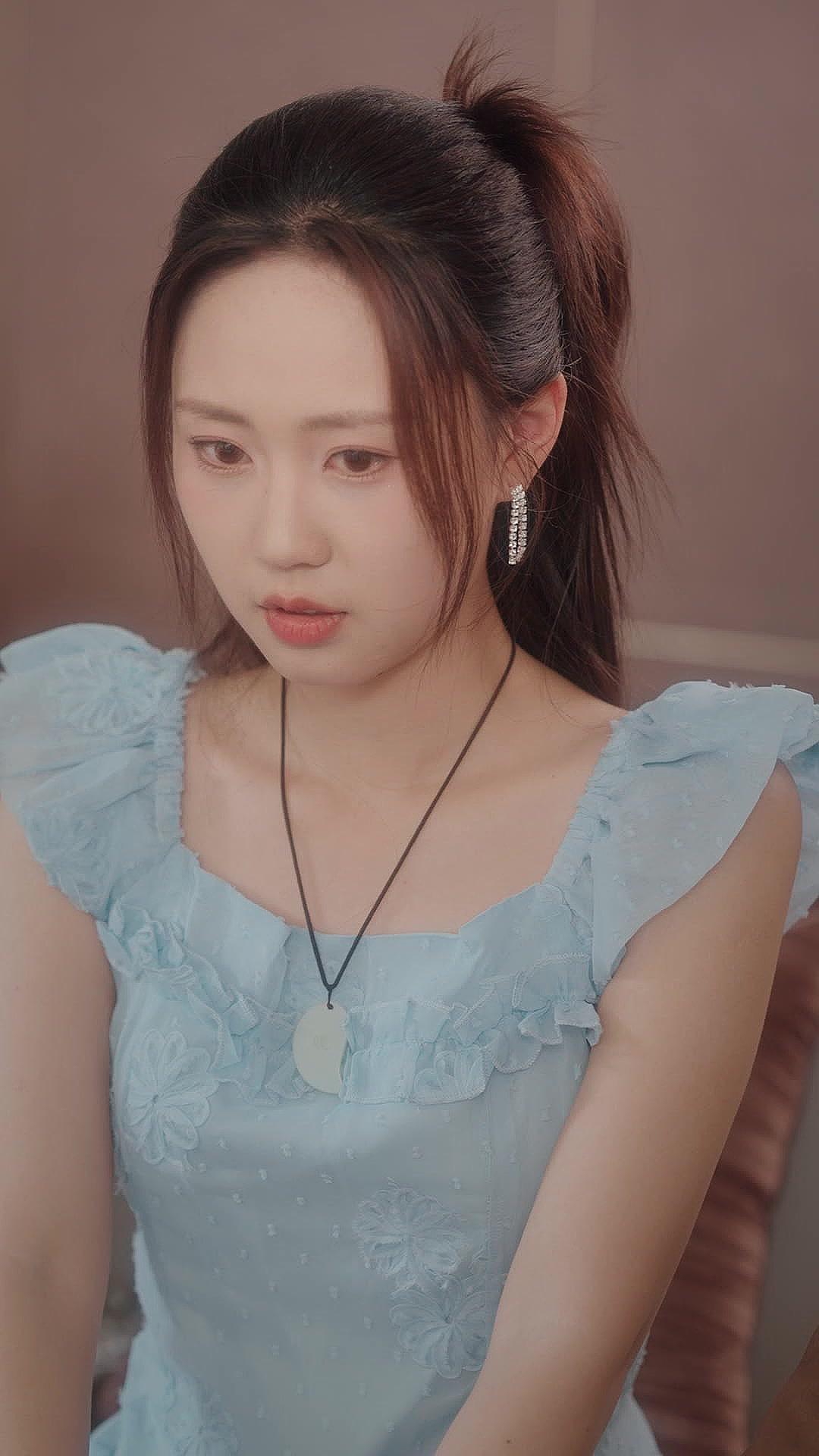 Mawar Di Tapak Tangan - Terlalu Menggoda