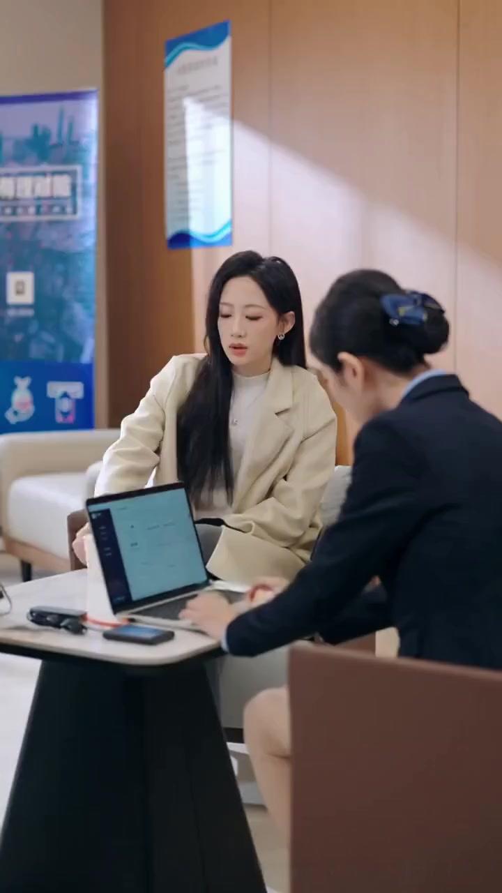 窓口越しの運命の交差点