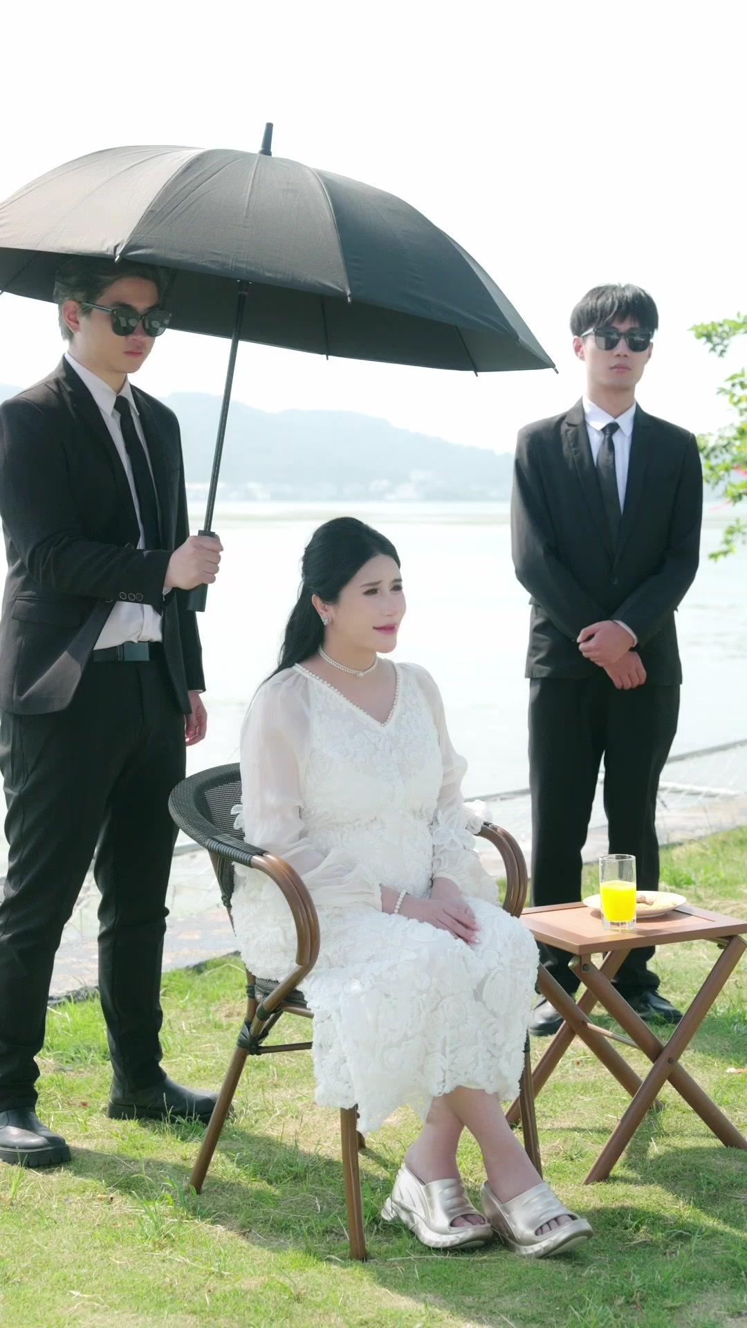 Bye, Scum Ex! Hi, Rich Life!