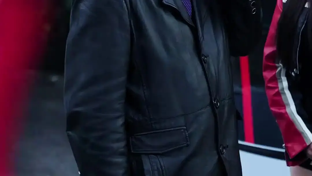 (مدبلج) سائق الشاحنات، أقوى مما تتخيل: عندما يتحول الممر إلى مسرح صراع الهوية