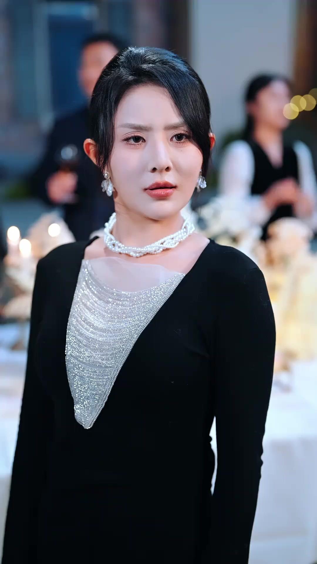 Hey! I Was Their Savior, Not Their Maid!