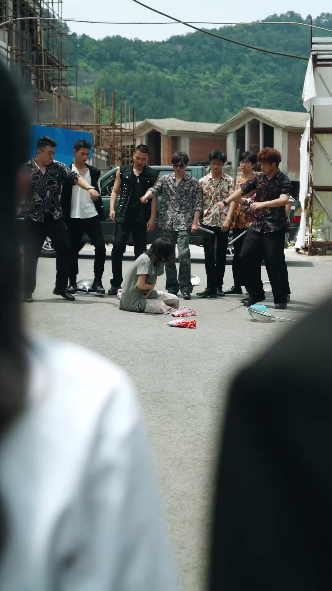 NE JOUEZ PAS AVEC ELLE !