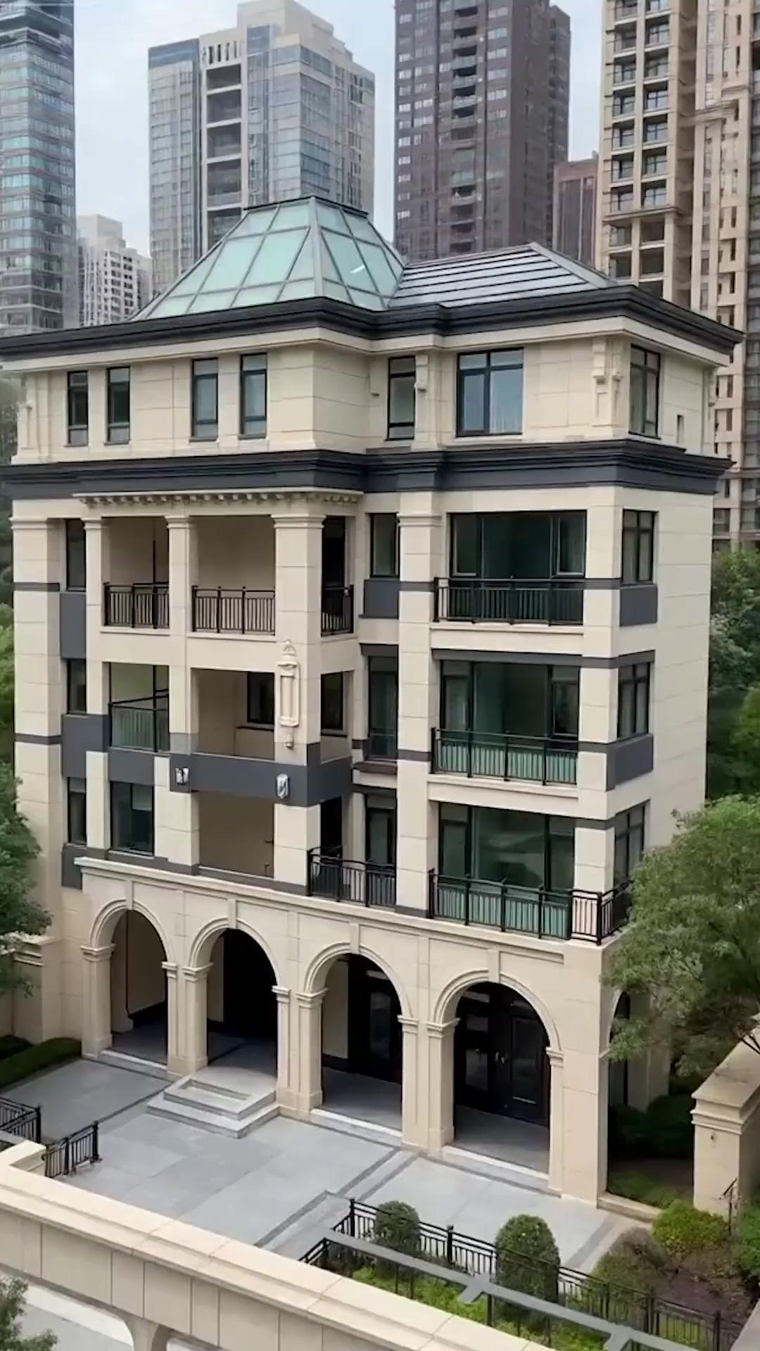 Di Balik Senyum Palsu