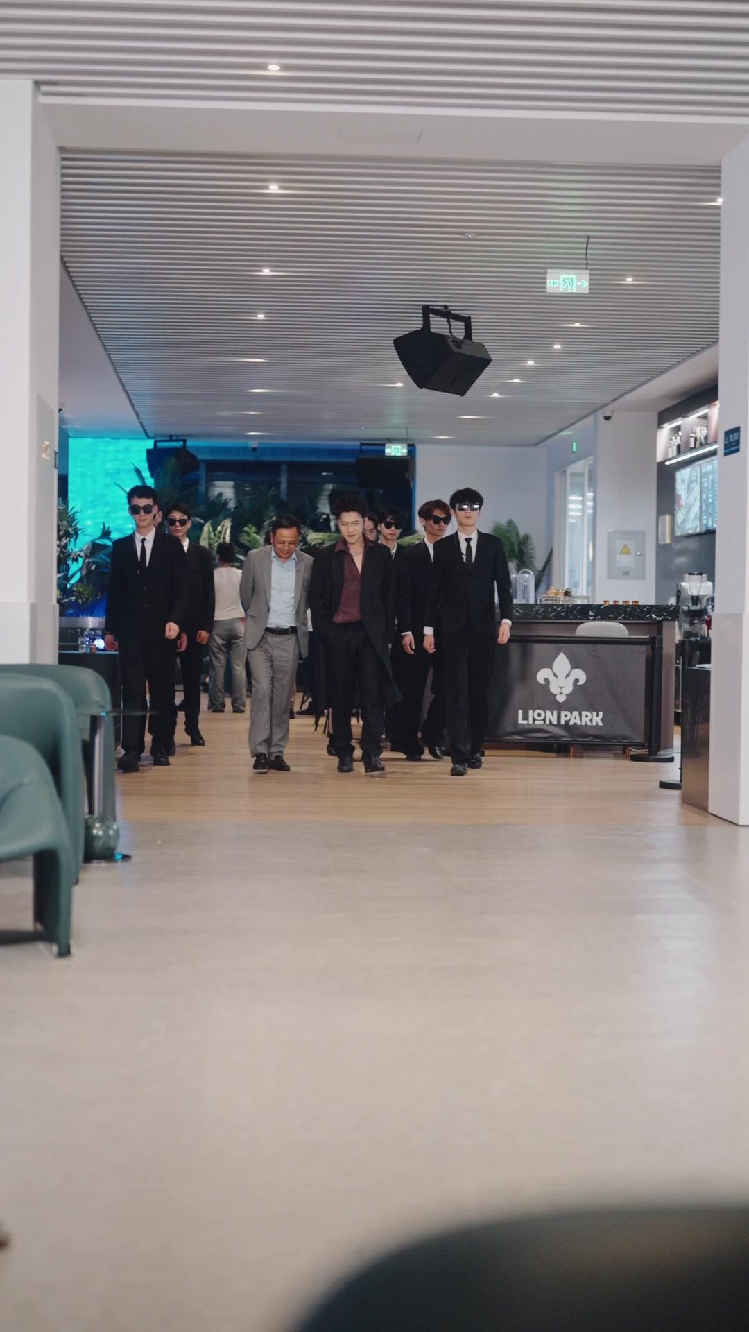 Sayap Terkandas, Pedang Terhunus