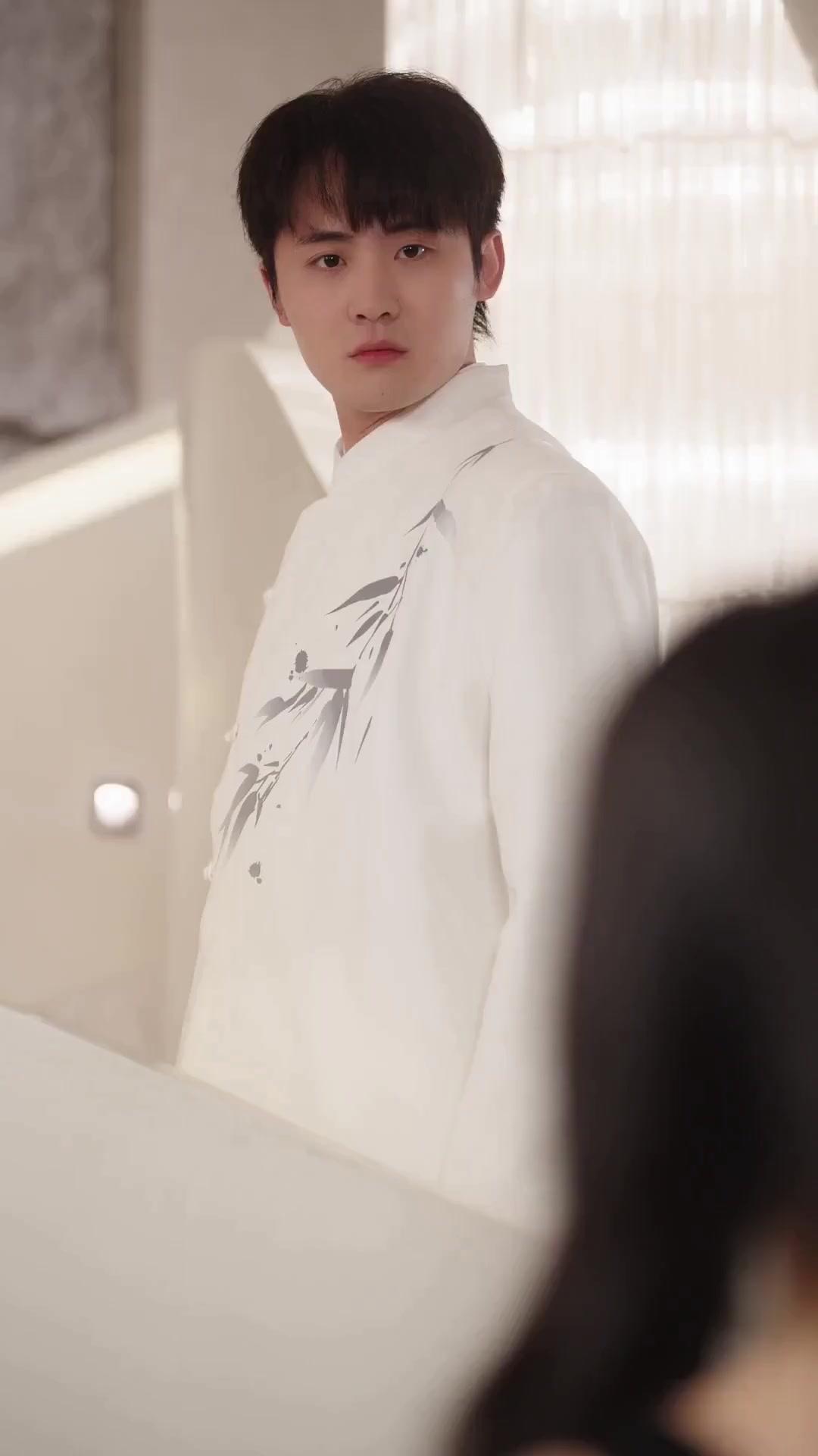  حين أرفع يدي يهتز العالم