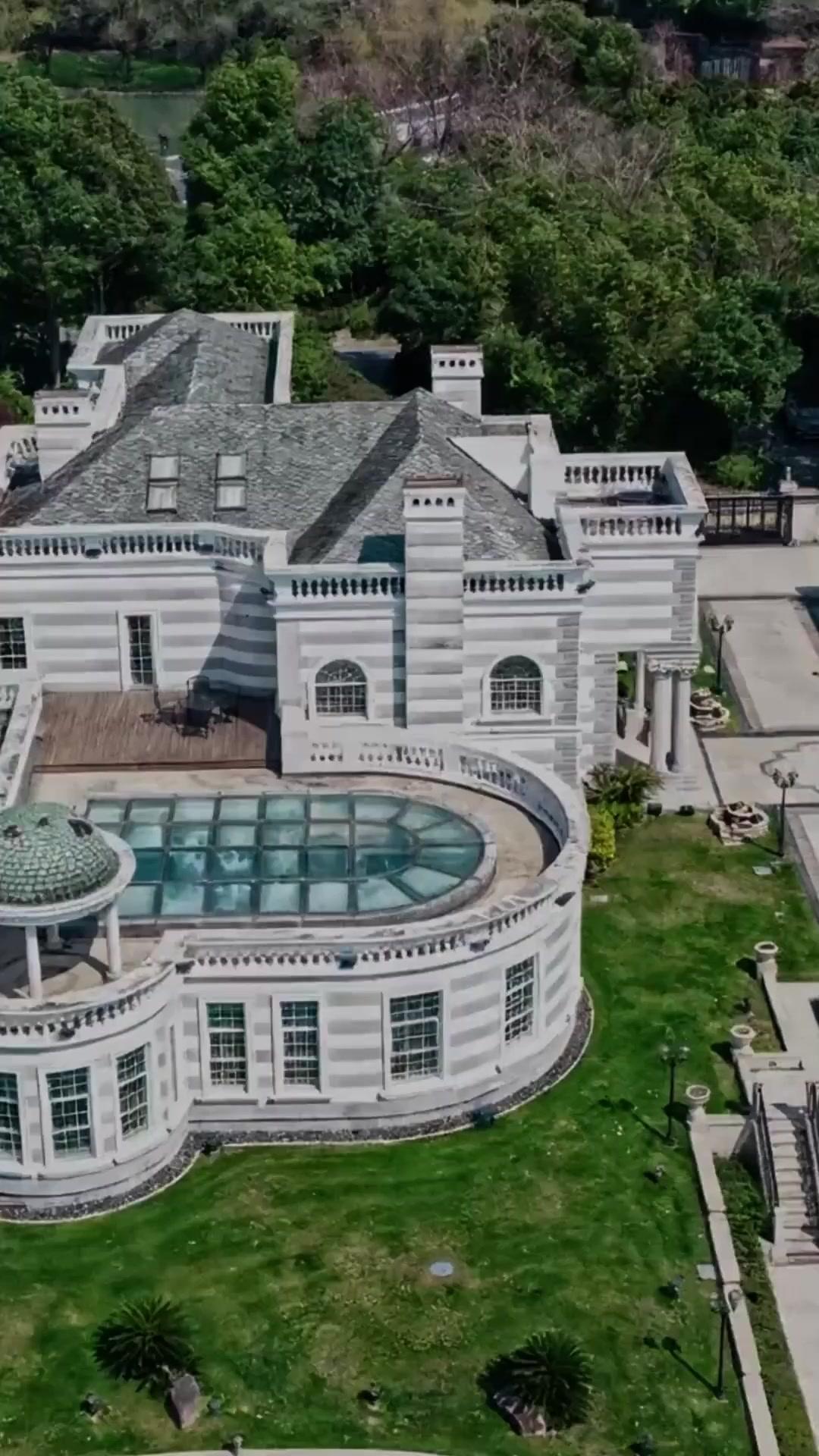 Falso Fidanzato, Eroe Reale