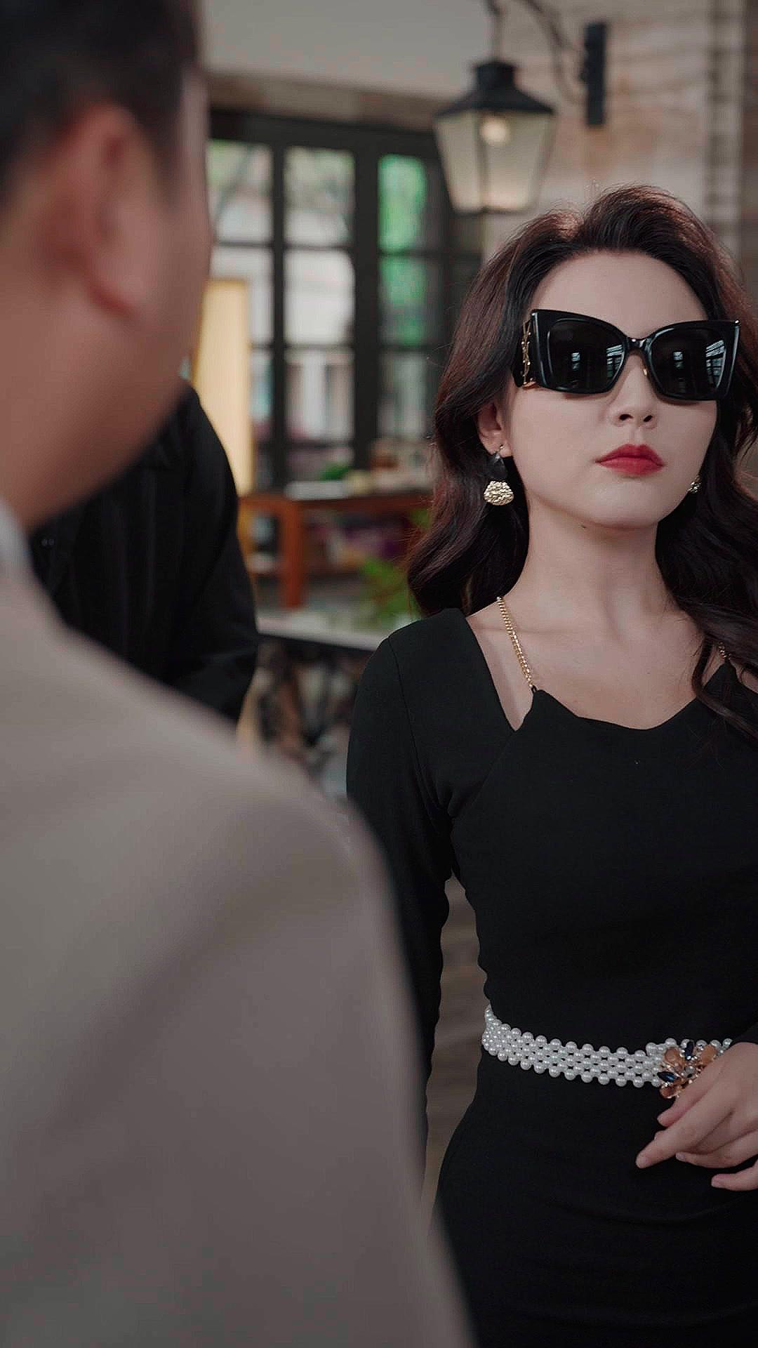 Mawar Di Tapak Tangan - Terlalu Menggoda