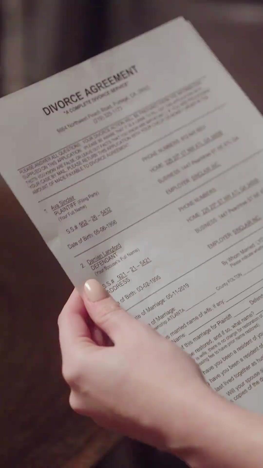 (Dublagem)A Coroa Além do Túmulo