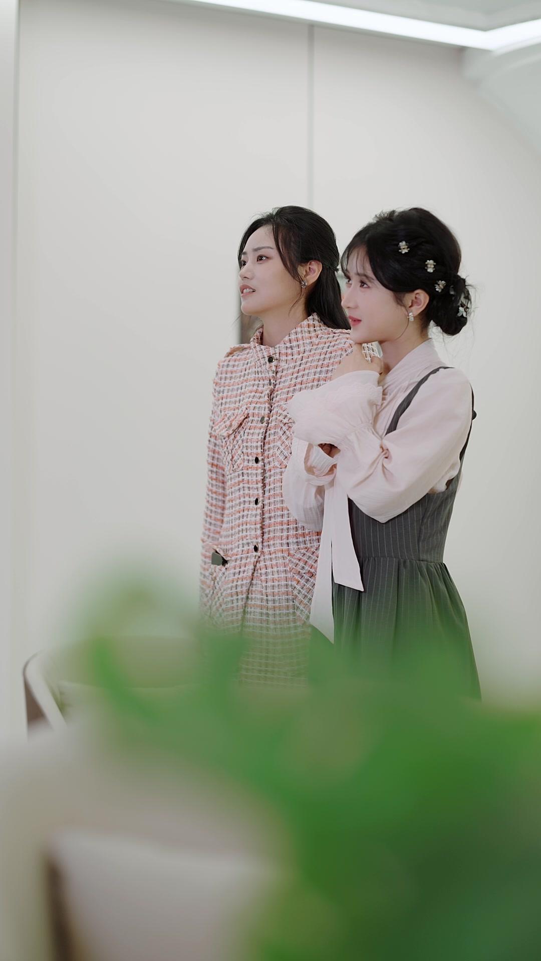 Help! My Reborn Queen Needs My Favor!