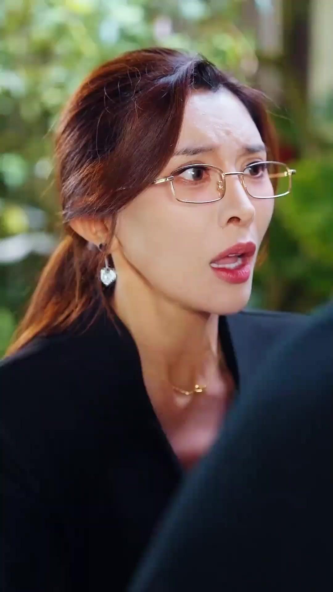 (Sulih suara) Primadona dan Pengawalnya