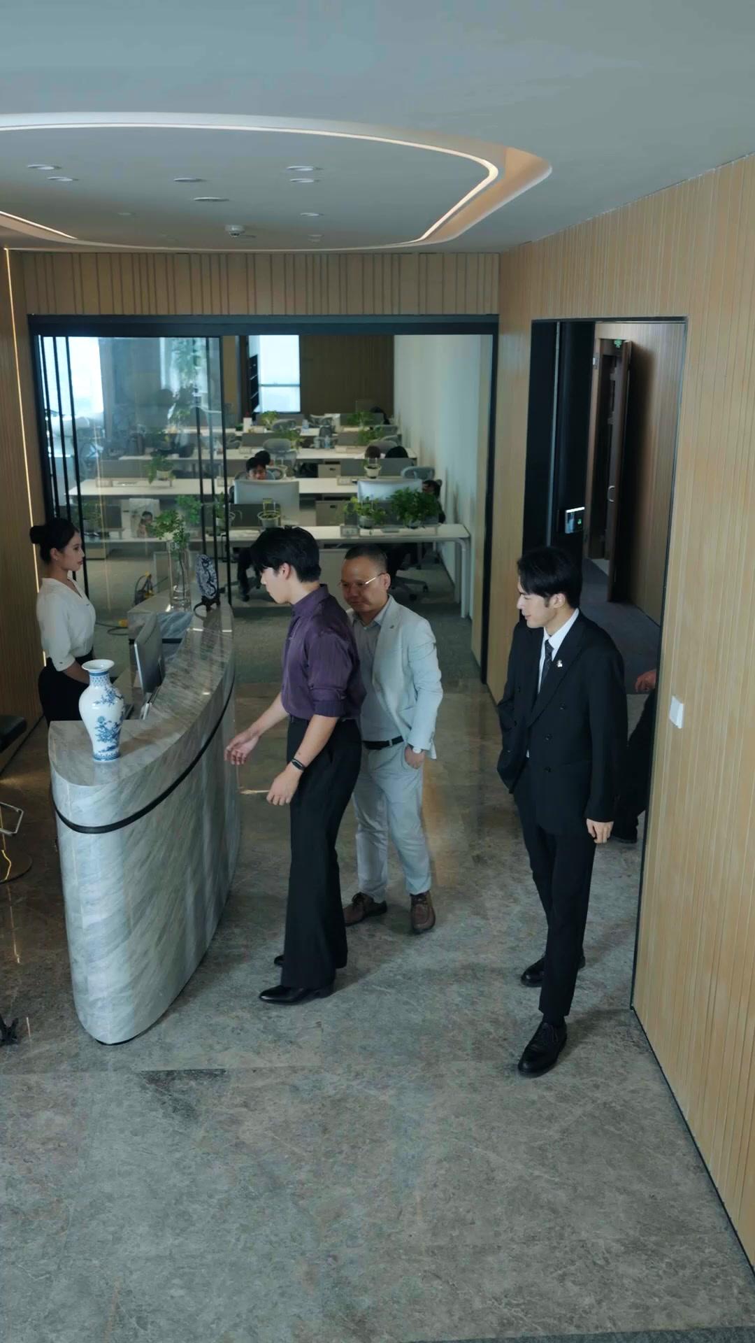 Phoenix Man vs. Billionaire Queen: Downfall