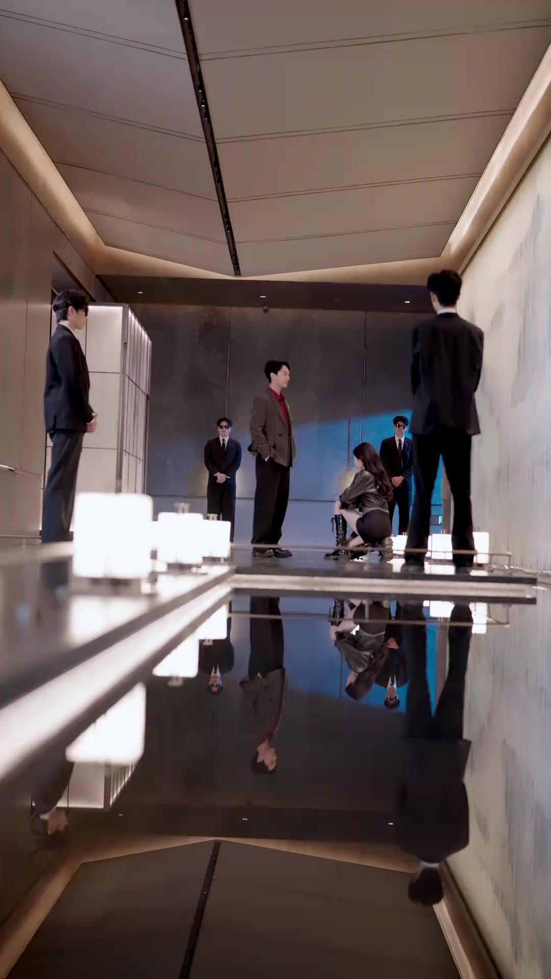 La niña del muñeco pega duro