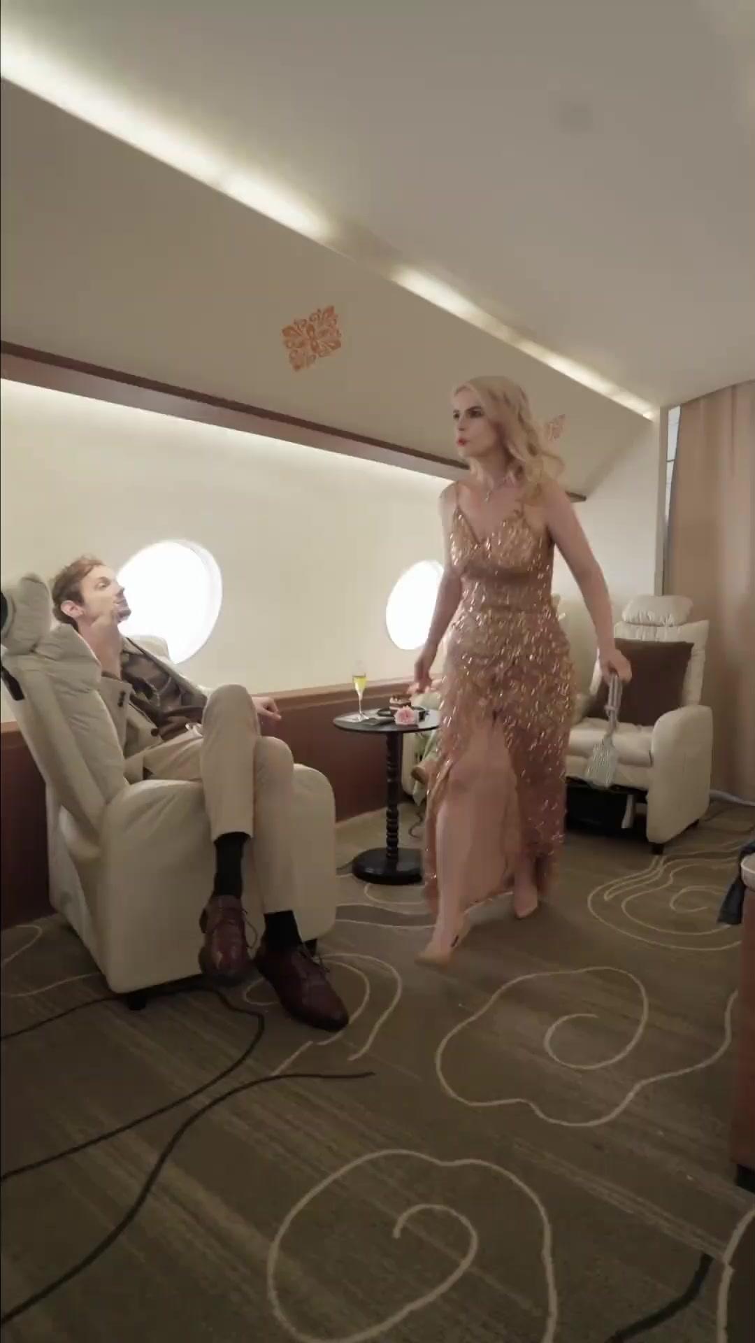 (Doblado) Herdeira vs Impostora no Jato Privado