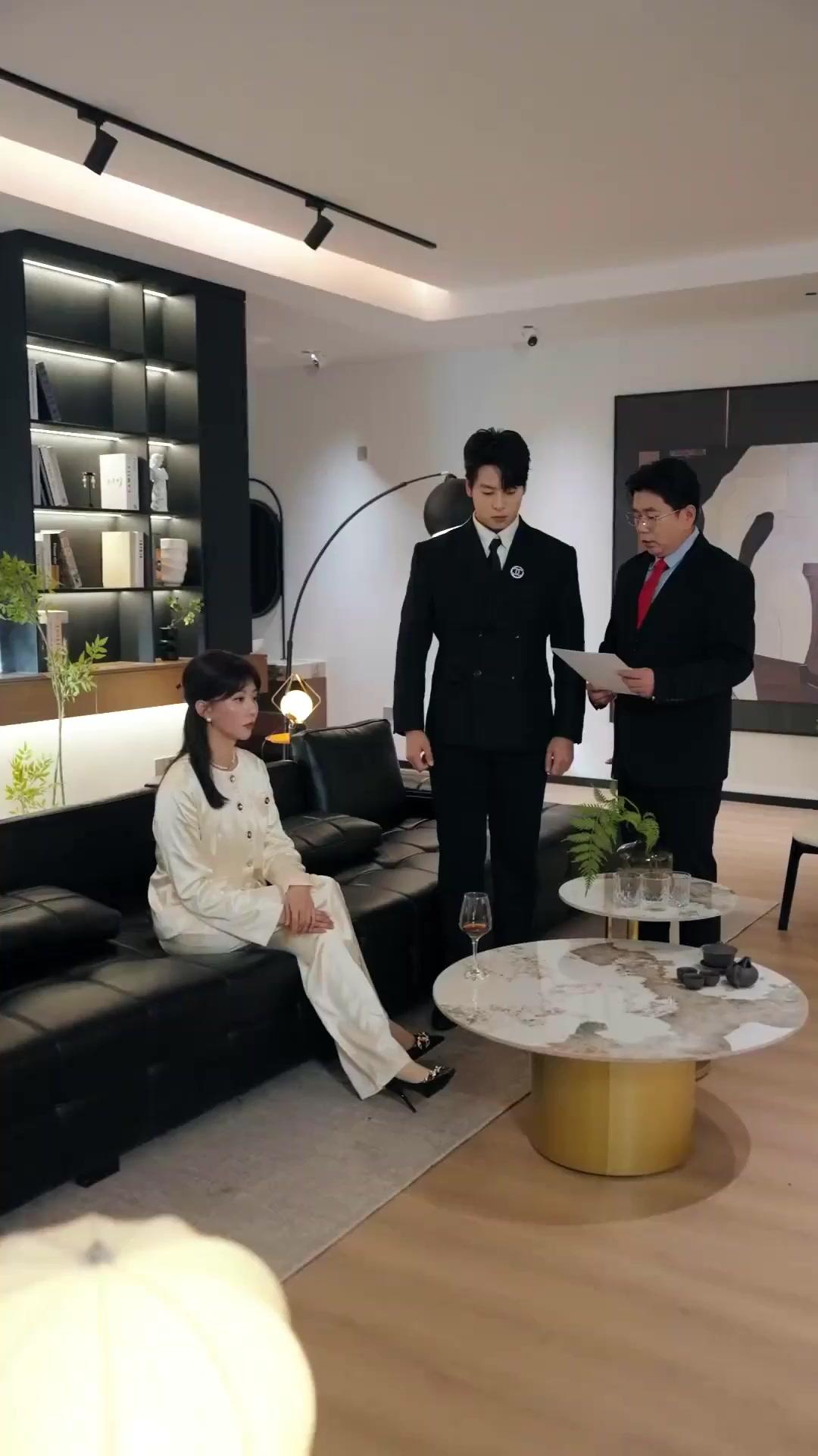 Khuôn Mặt Bà Già