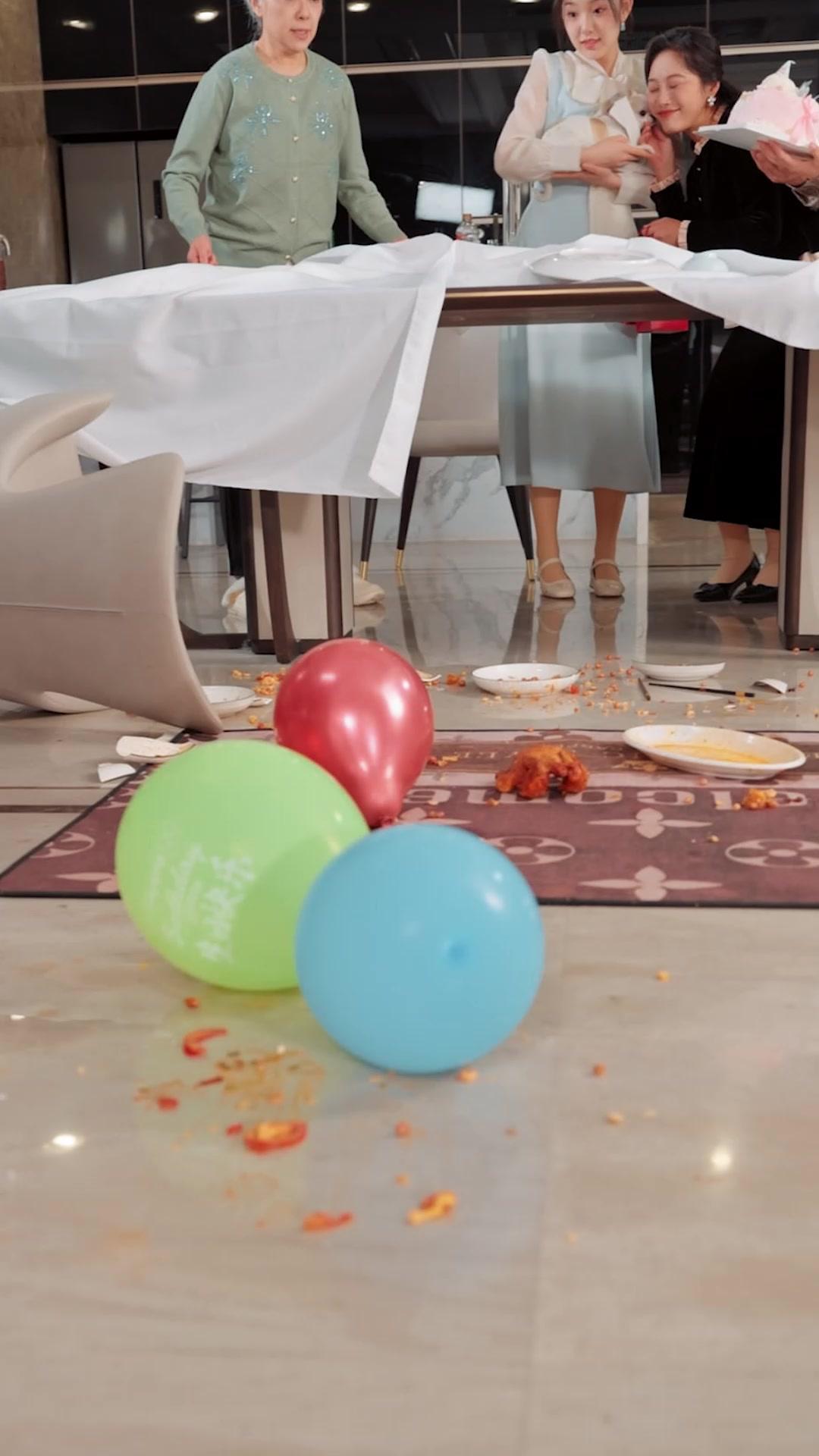 阿嬤掀桌後，全家慌了