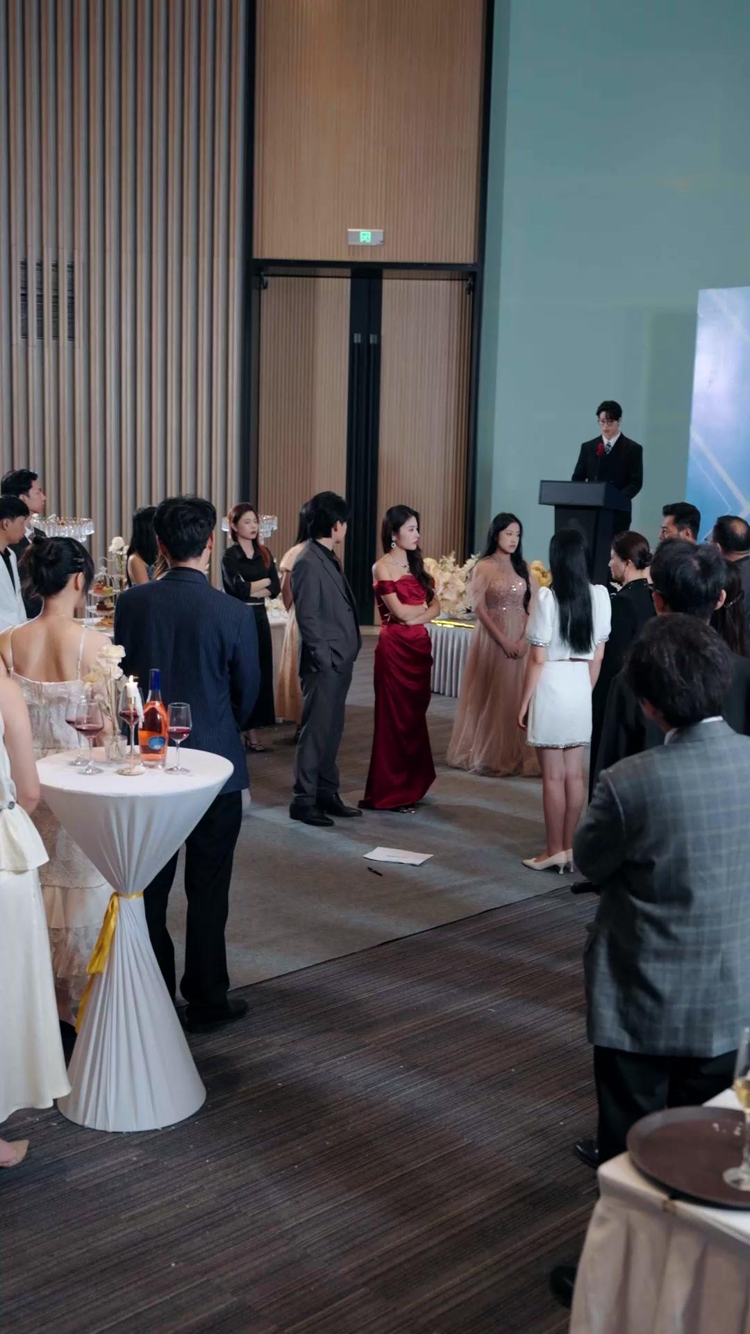 Di Balik Senyum Palsu