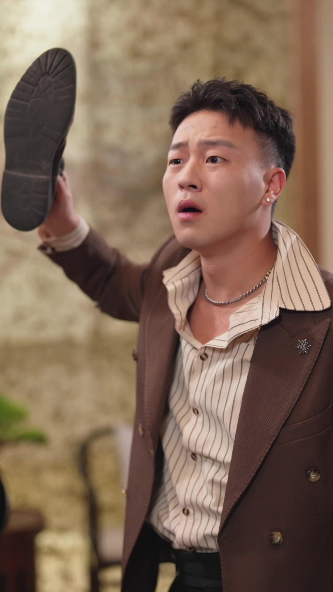 誤闖現代，魔君靠腦補救全家