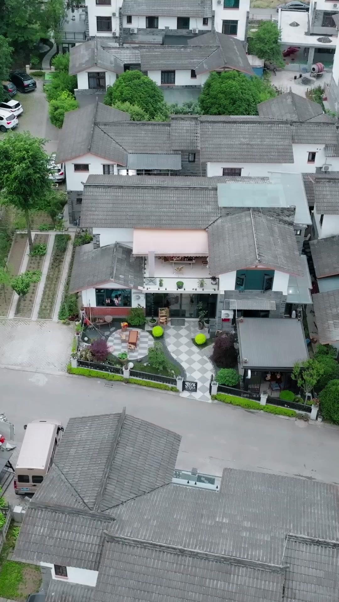 Dalam Pelukannya, Aku Bebas