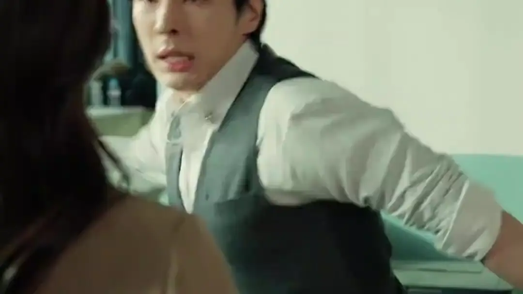 第二生的浪漫反擊：廢舊辦公樓裡的窒息式靠近