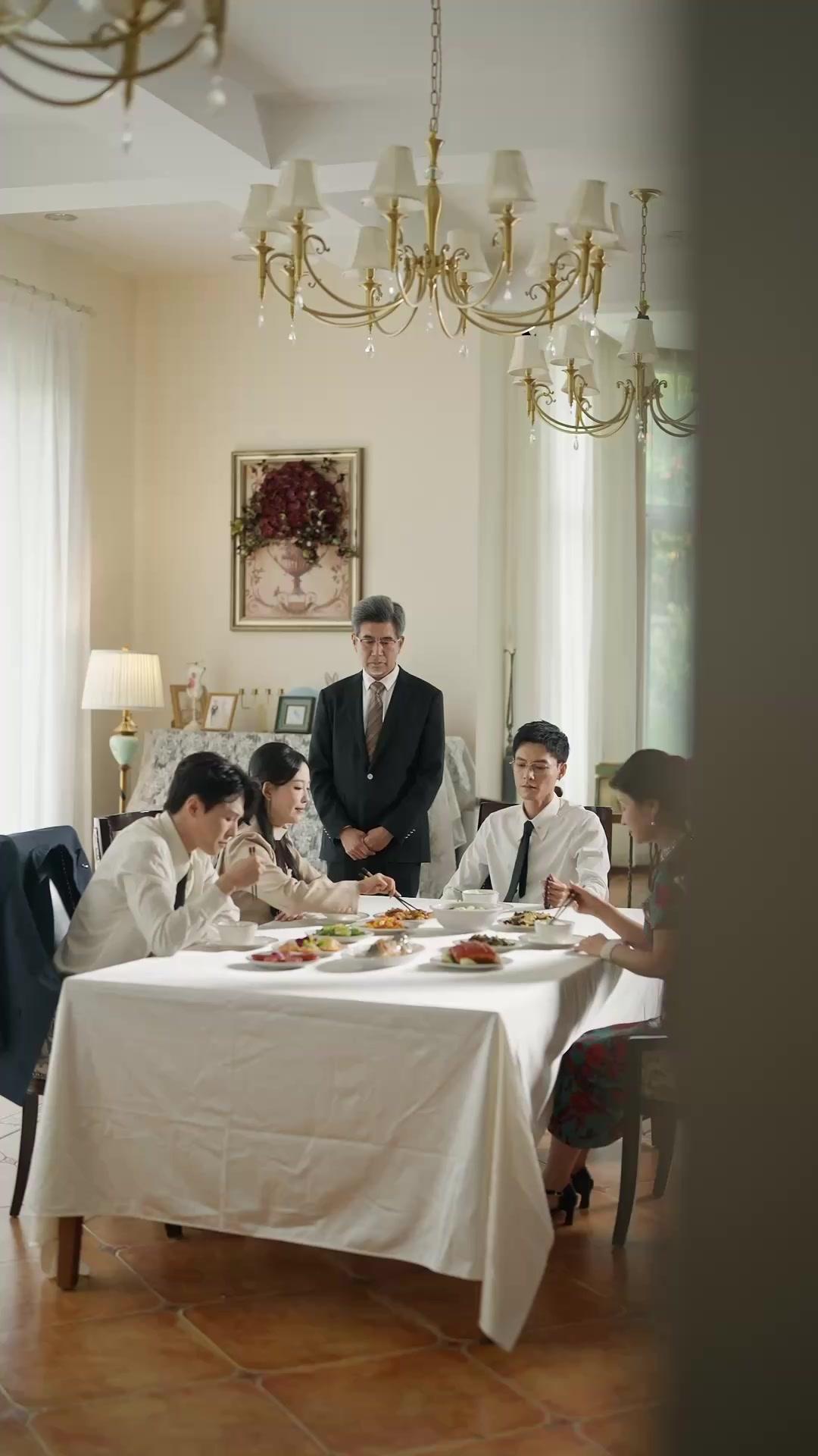 ELLE, N'EST PAS ELLE