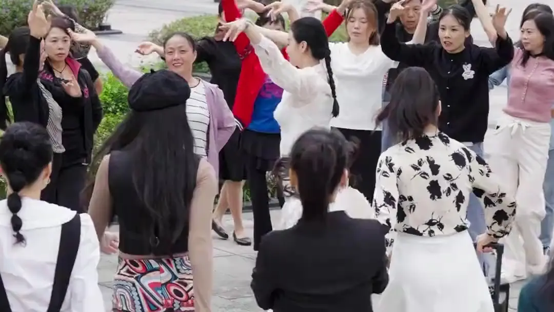 Twilight Dancing Queen: When the Plaza Becomes a Confessional Stage