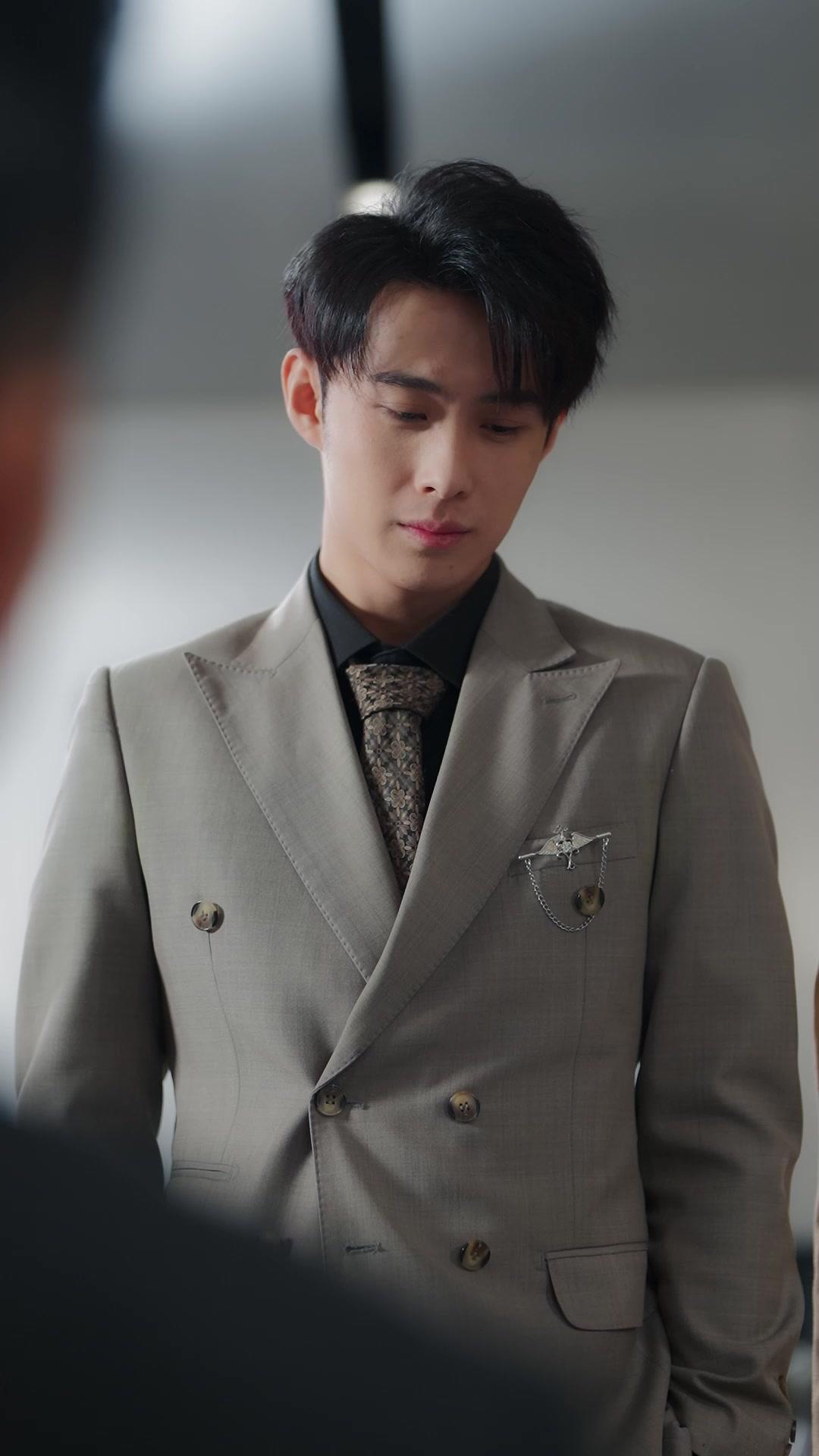 她當眾求婚白月光那天