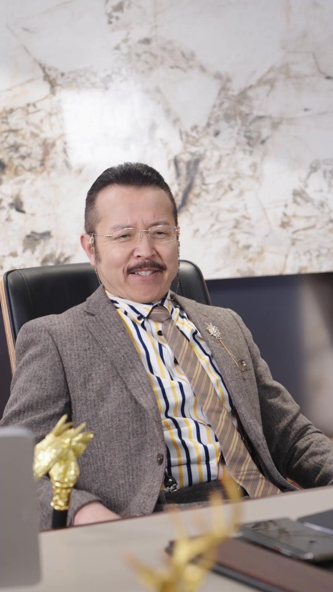 D'AMANT SECRET À PDG À LA MAIN DE FER