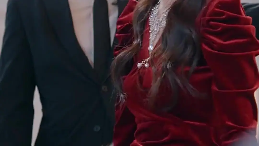 Giấc Mộng Hào Môn: Chiếc Ghế Đinh Và Nụ Cười Bị Ép