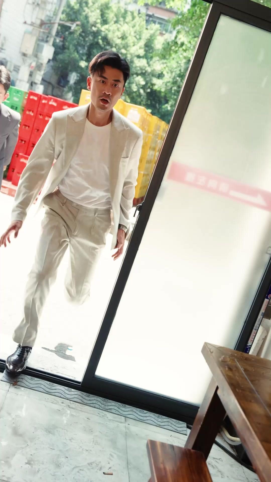 APRÈS LE DIVORCE, IL M'AIME FOLLEMENT