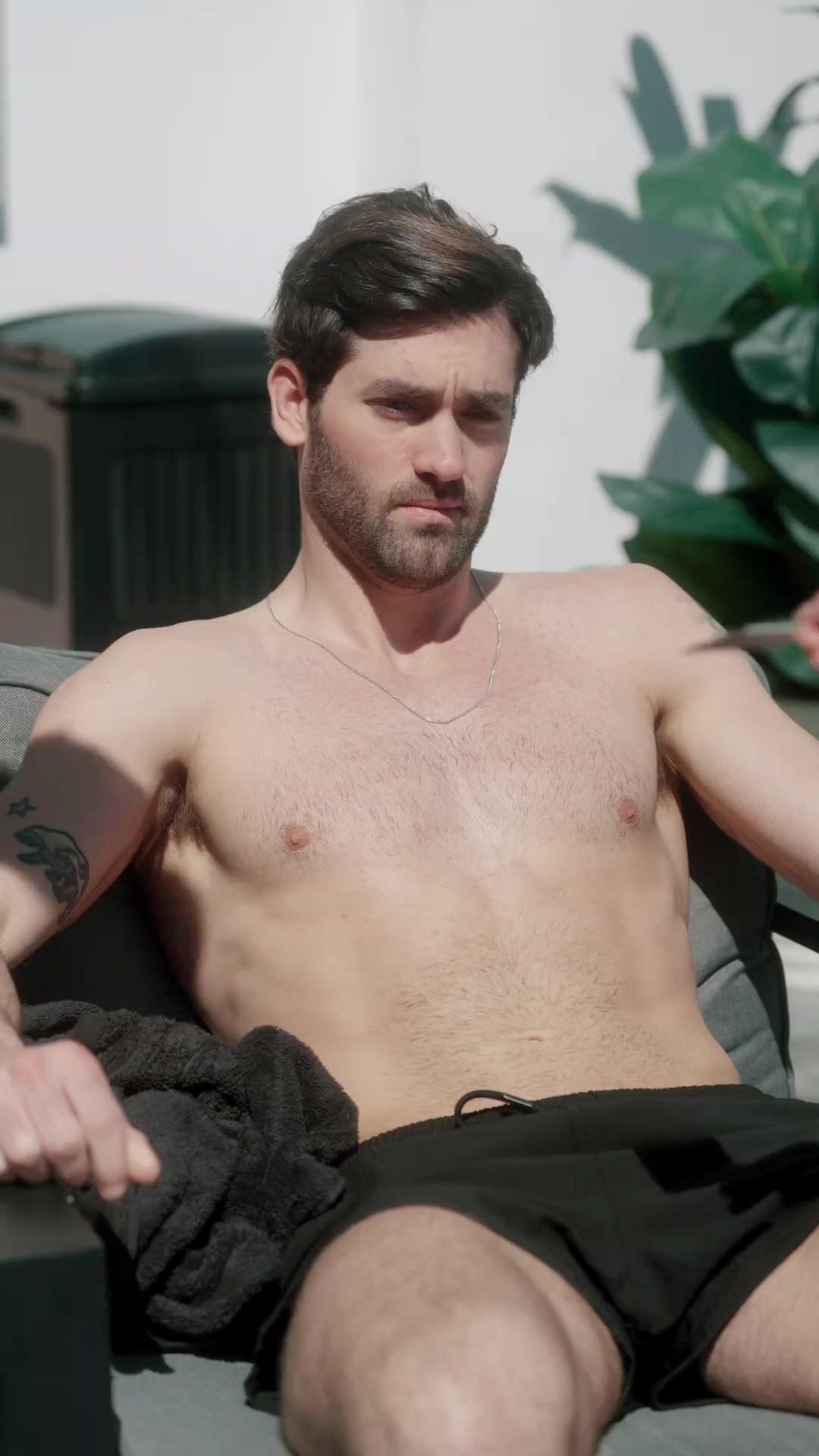 (Synchro)UNBEKANNT: CEO im Bett