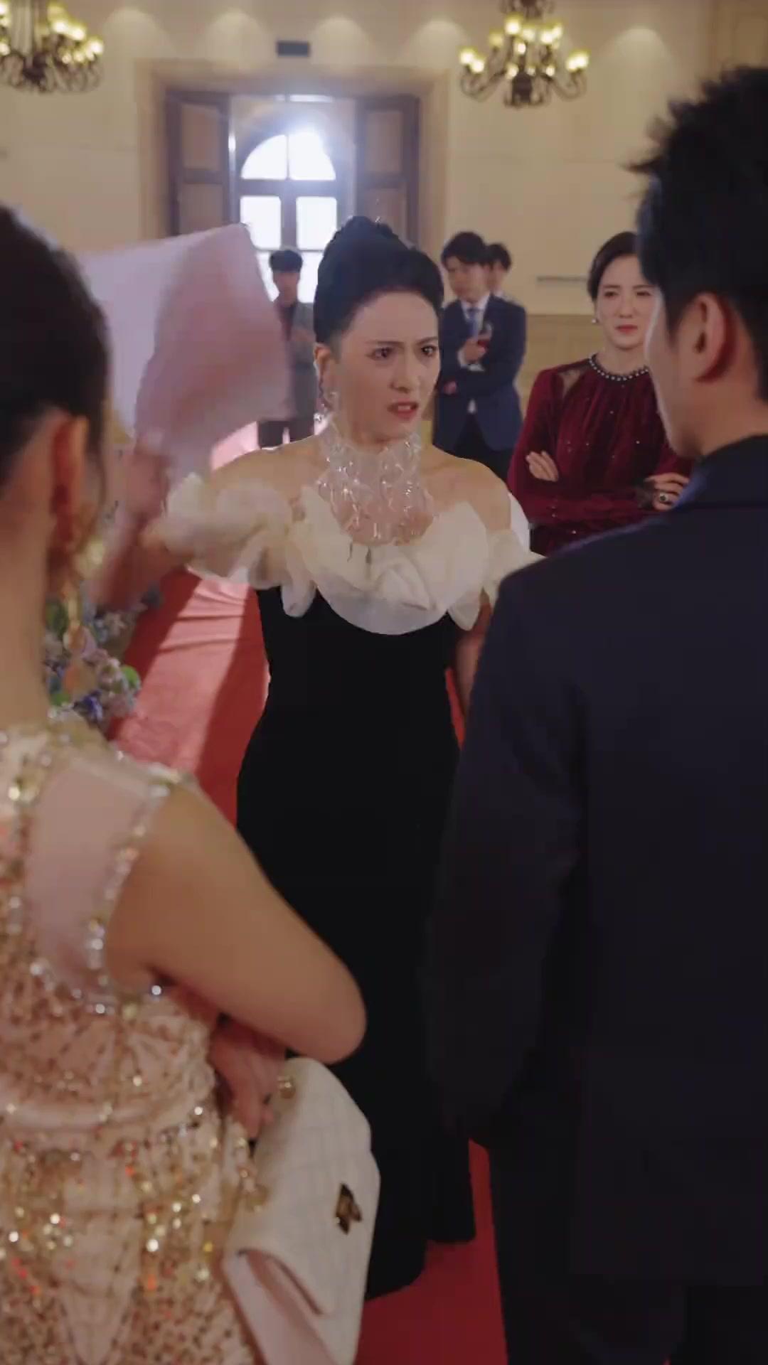 ใกล้แค่เอื้อม แต่ไกลสุดใจ