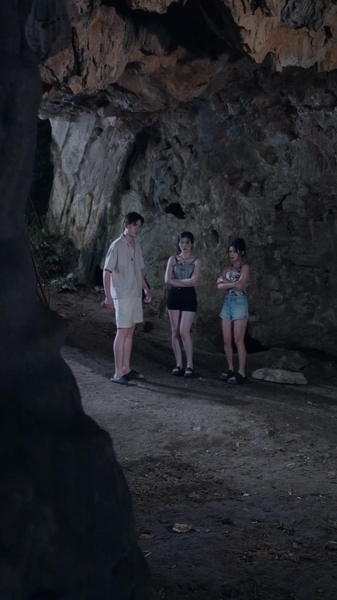 Lari!  Jerung raksasa datang!