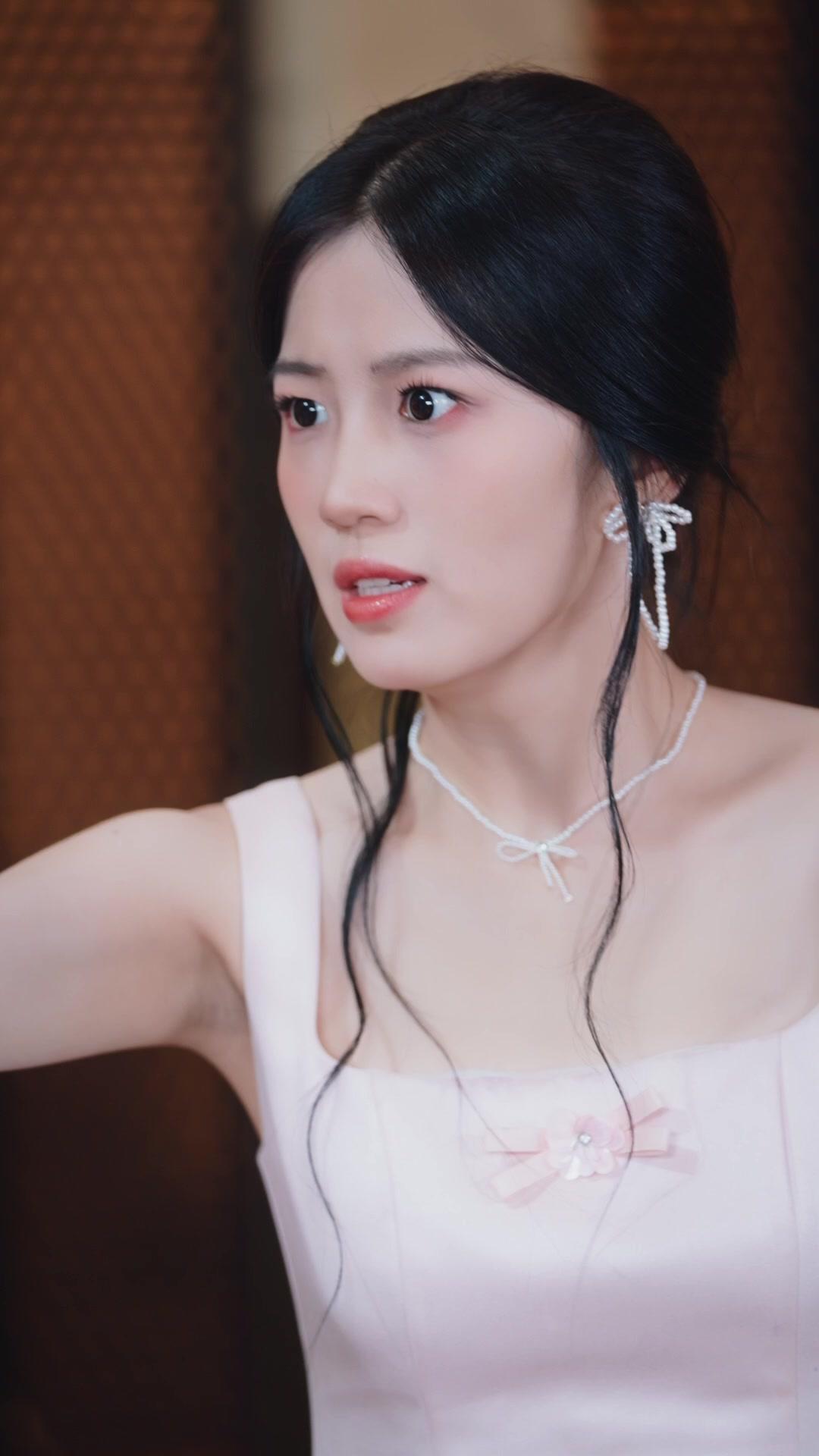 Ratu Kiamat Menakluk Keluarga Kaya