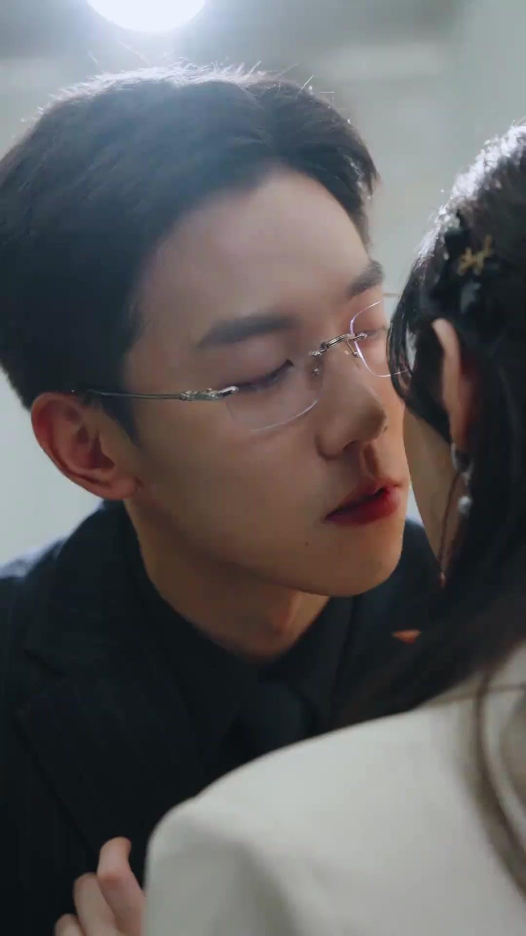 オフィスでこっそりハネムーン