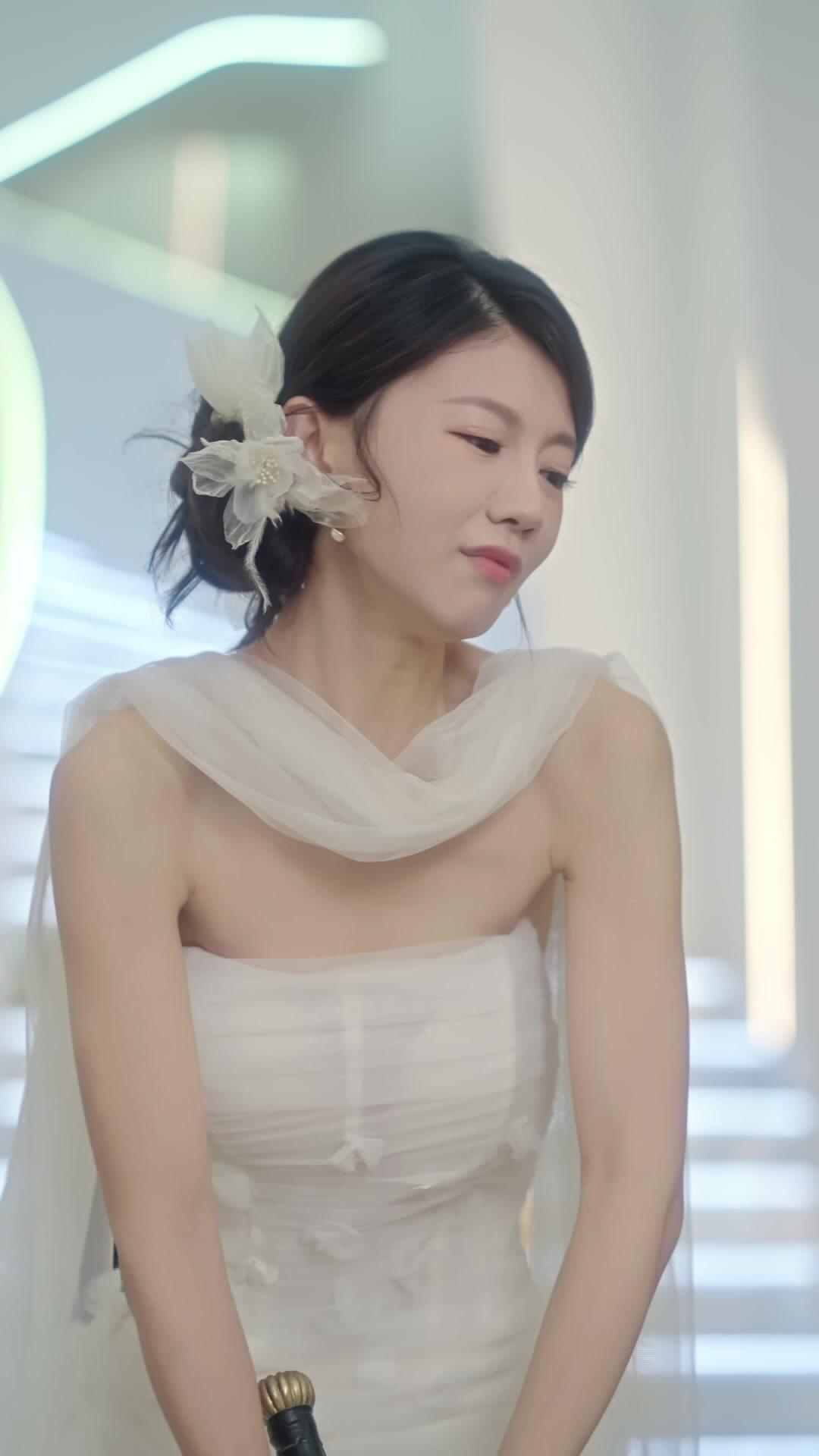 SON ÉPOUSE DES CHAMPS